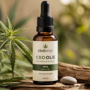 Flesje CBD-olie 10 procent van CBD enzo.nl, staand op hout tussen hennepbladeren